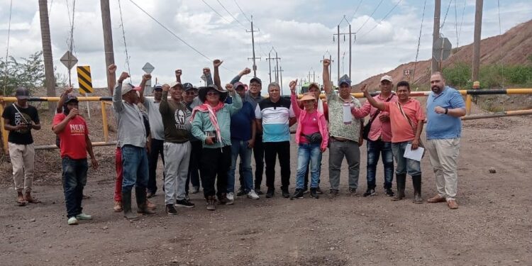 Campesinos levantan bloqueo en zona rural de Barrancas tras mediación del alcalde Vicente Berardinelli