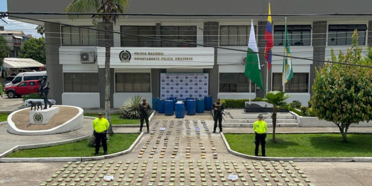 Golpe al narcotráfico en el Amazonas: Policía incauta más de 400 kilos de droga y una embarcación