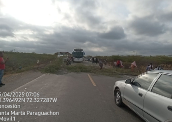 Comunidad wayuú bloquea vía Riohacha–Maicao en protesta por falta de agua potable