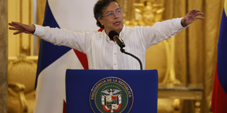 Petro denuncia que integración vertical en las EPS afecta el sistema de salud