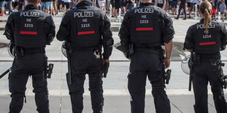 Alemania cierra 13 escuelas en Duisburgo tras amenazas con mensajes neonazis