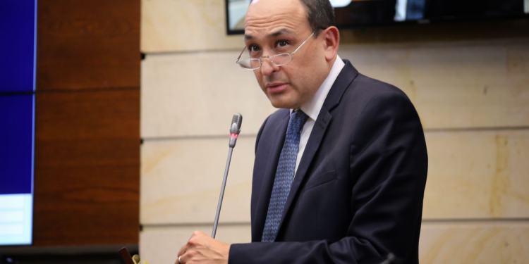Magistrado de la Corte Constitucional pide frenar proceso del CNE contra campaña presidencial de Petro