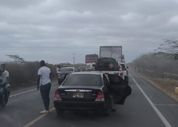 Se levanta bloqueo en la vía Riohacha – Camarones tras acuerdos con la Secretaría de Educación Distrital