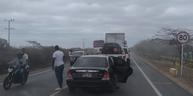 Se levanta bloqueo en la vía Riohacha – Camarones tras acuerdos con la Secretaría de Educación Distrital