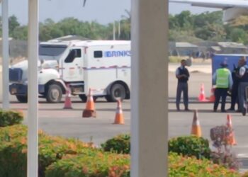 En plena pista del aeropuerto Almirante Padilla, ladrones hurtaron un carro de valores