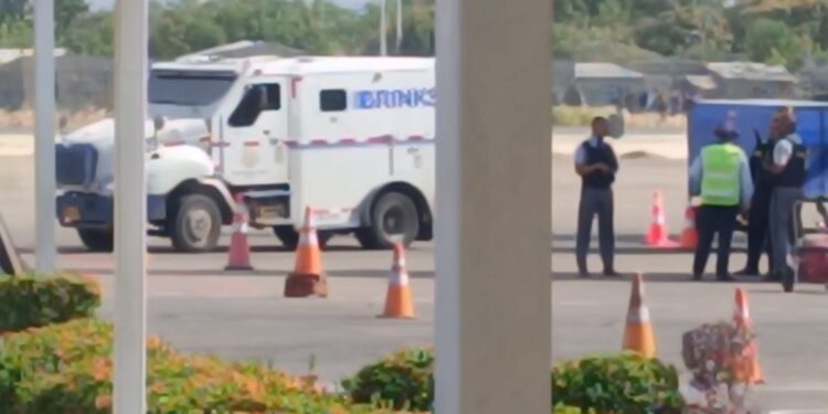 En plena pista del aeropuerto Almirante Padilla, ladrones hurtaron un carro de valores