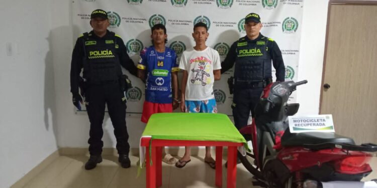 Capturados en flagrancia dos jóvenes por hurto de motocicleta en Fonseca