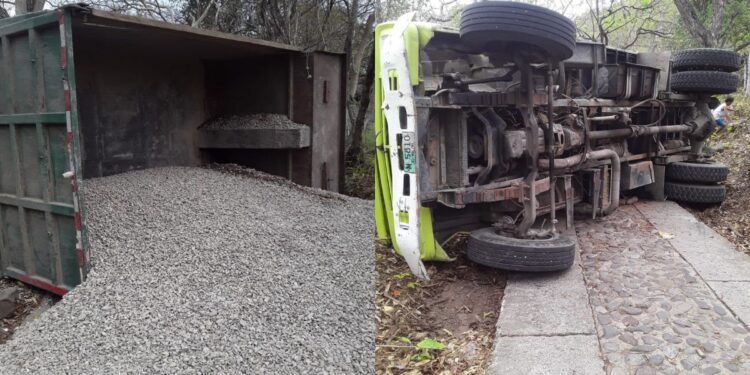 Volqueta se volcó en zona rural de Villanueva tras fallas mecánicas