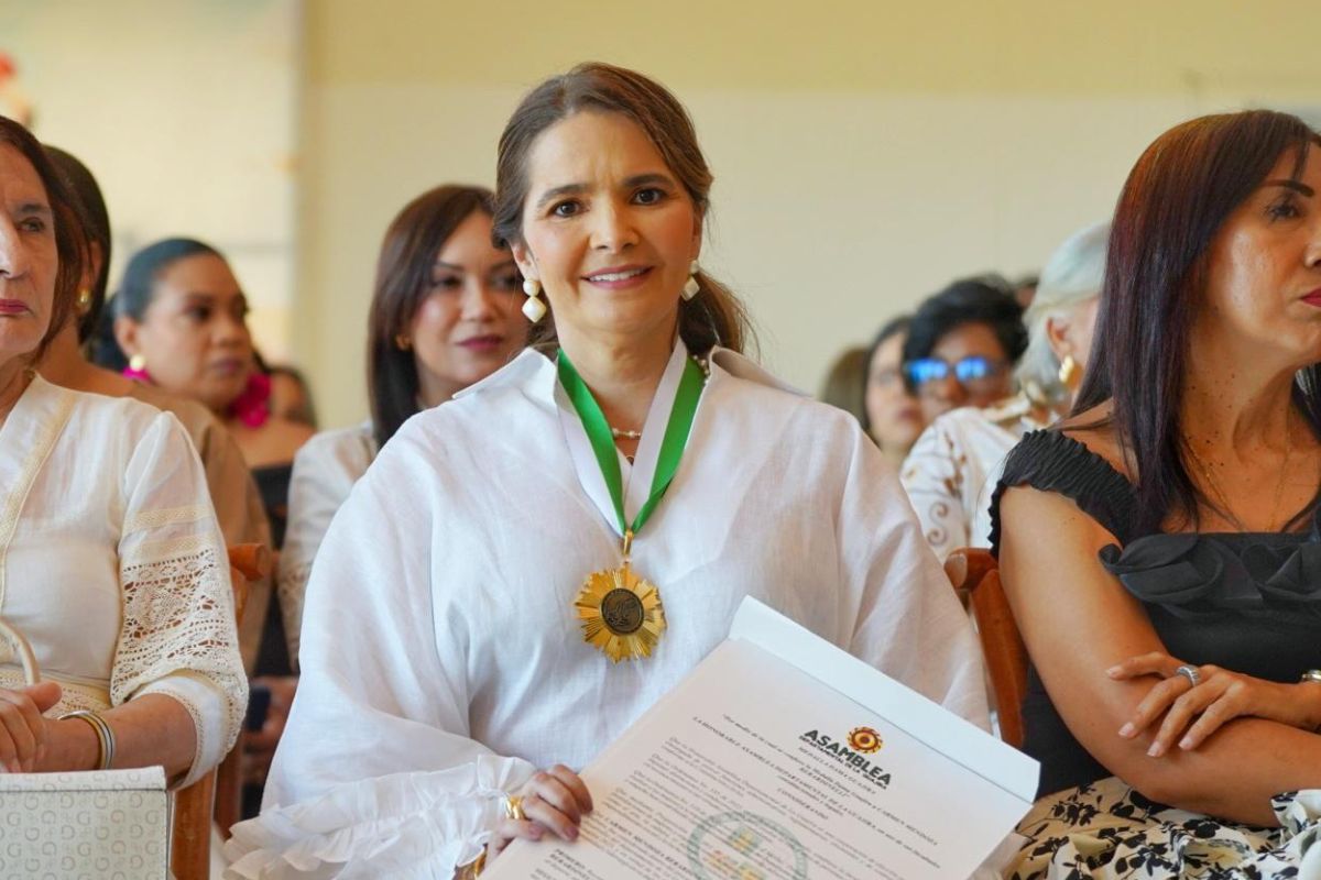 Carmen Cecilia Mendoza Berardinelli, fue reconocida con la medalla Dama Guajira