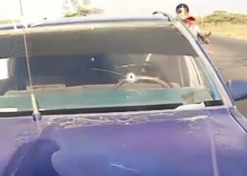 Sujetos armados disparan contra un automóvil para atracarlos en la vía Maicao – Paraguachón