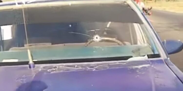 Sujetos armados disparan contra un automóvil para atracarlos en la vía Maicao – Paraguachón