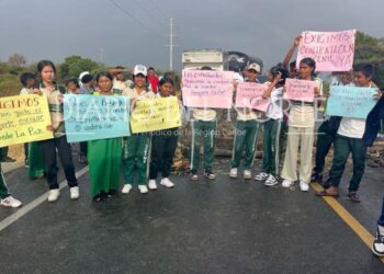 Estudiantes y profesores bloquean la vía Riohacha – Maicao por falta de transporte, docentes y alimentación