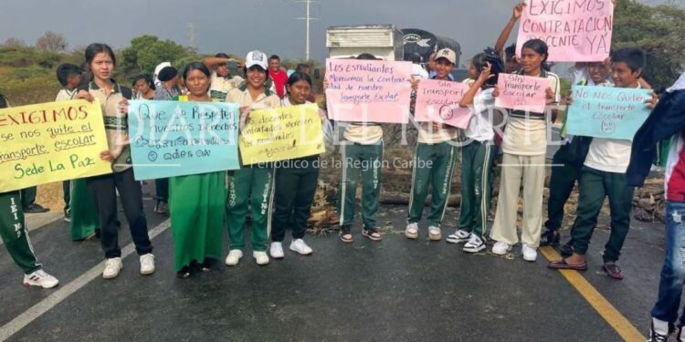 Estudiantes y profesores bloquean la vía Riohacha – Maicao por falta de transporte, docentes y alimentación