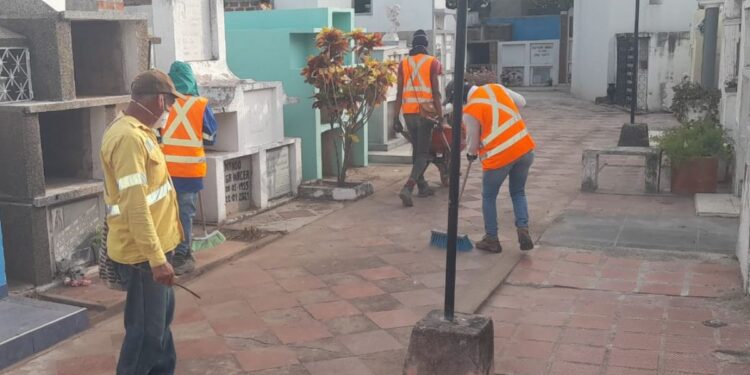 Avanza limpieza del cementerio de Villanueva tras 29 años sin intervención estructural