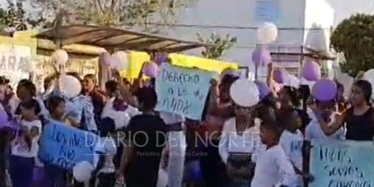 Familiares y compañeros de estudios de Adhanays Pérez exigen justicia por su muerte