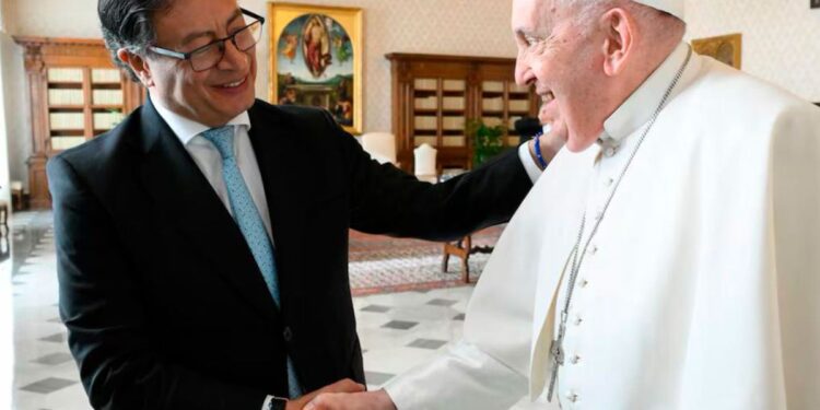 ‘Se me fue un gran amigo, me siento algo solo’: presidente Gustavo Petro en memoria del Papa Francisco