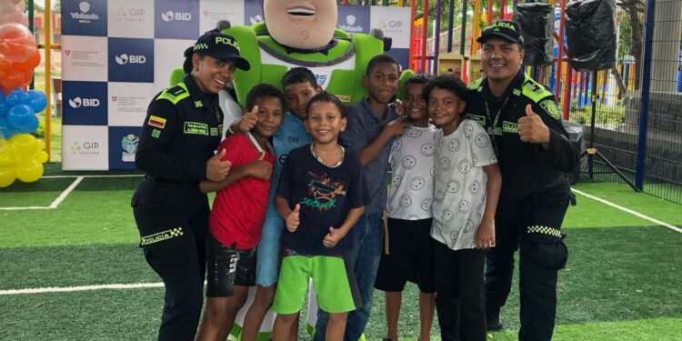 La Policía Nacional celebró el Día de los Niños en el barrio Las Tunas de Riohacha