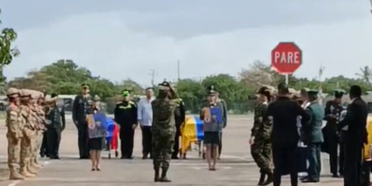 Al aeropuerto de Riohacha llegan los cuerpos de los dos soldados profesionales asesinados en Guaviare