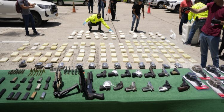 Golpe al narcotráfico en Barranquilla: incautan armas y cocaína presuntamente vinculadas a las AGC