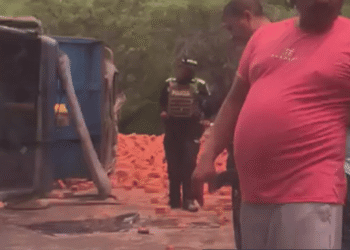 Tractomula cargada de ladrillos se volcó en la curva de Cuestecita, Albania