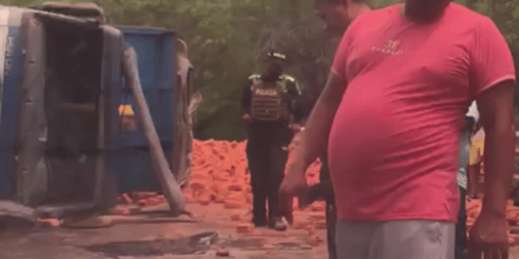 Tractomula cargada de ladrillos se volcó en la curva de Cuestecita, Albania