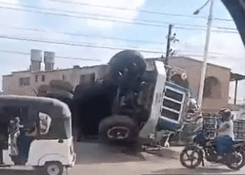 Camión cargado de mercancía se volcó en la Troncal del Caribe a la altura de Maicao