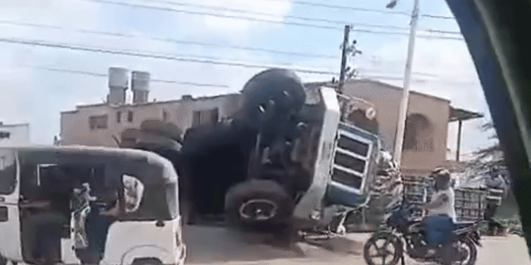 Camión cargado de mercancía se volcó en la Troncal del Caribe a la altura de Maicao