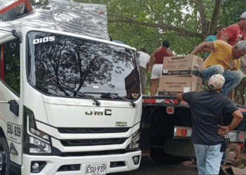 Saquean camión con electrodomésticos tras accidente en Magangué