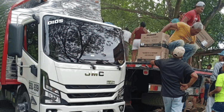 Saquean camión con electrodomésticos tras accidente en Magangué