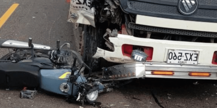 Trágico accidente en Arroyo de Piedra: motociclista muere tras colisionar con camión y ser arrollado por un bus