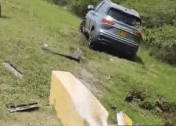 Conductor sufre volcamiento en la vía Riohacha – Camarones: solo se reportaron daños materiales