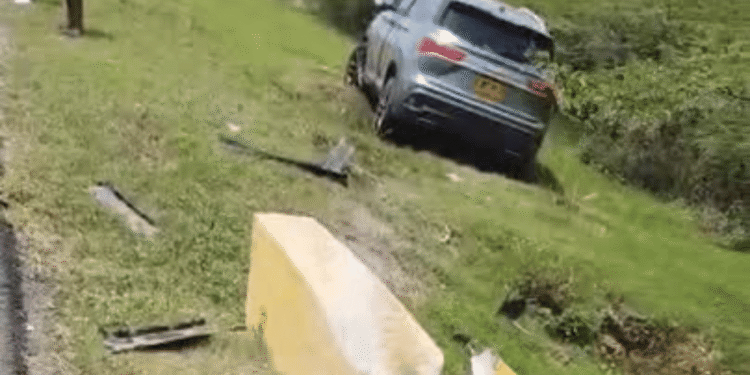 Conductor sufre volcamiento en la vía Riohacha – Camarones: solo se reportaron daños materiales