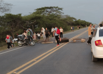 Docentes bloquean las principales vías de acceso a Riohacha en protesta por incumplimientos del Distrito
