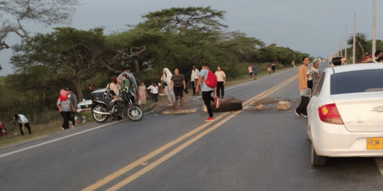 Docentes bloquean las principales vías de acceso a Riohacha en protesta por incumplimientos del Distrito