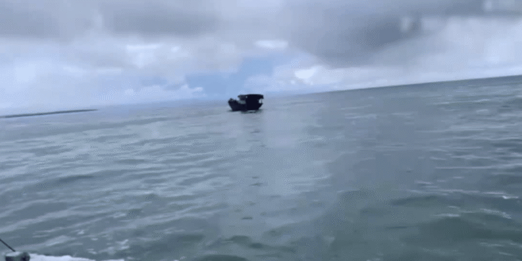 Rescatan a nueve personas tras 13 horas a la deriva en el Pacífico colombiano por robo armado