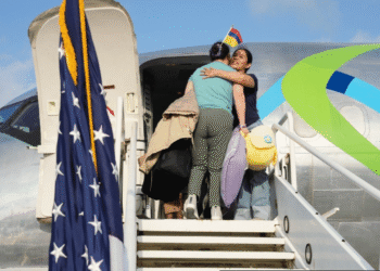 Primer vuelo de autodeportación de EE. UU. trajo de regreso a 26 colombianos