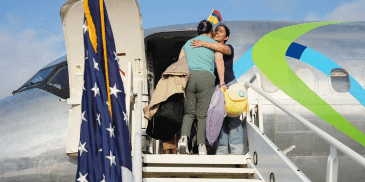 Primer vuelo de autodeportación de EE. UU. trajo de regreso a 26 colombianos