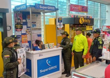 Gaula realiza jornada preventiva contra el secuestro y extorsión en centros comerciales de Riohacha