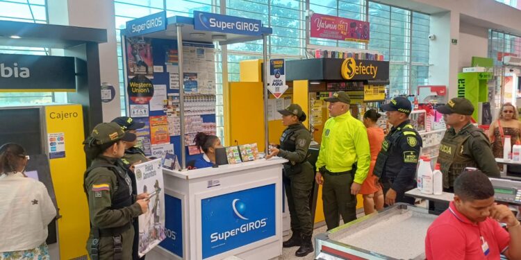 Gaula realiza jornada preventiva contra el secuestro y extorsión en centros comerciales de Riohacha