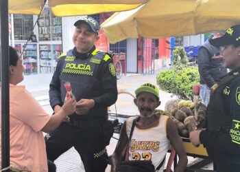 Policía conmemoró el Día de las Madres en Maicao con campaña preventiva por la seguridad y la convivencia