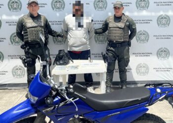 Capturan a dos presuntos delincuentes que habrían asaltado a una mujer a la salida de un banco en Santa Marta