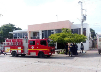 Bomberos voluntarios de Fonseca protestaron frente a la Alcaldía por falta de renovación de convenio