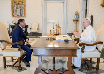 Presidente Petro plantea retomar negociaciones con el ELN y contempla al Vaticano como sede
