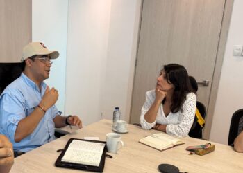 Jairo Aguilar Deluque y la directora de la ANLA, revisan aspectos técnicos de la construcción de la Marina de Riohacha