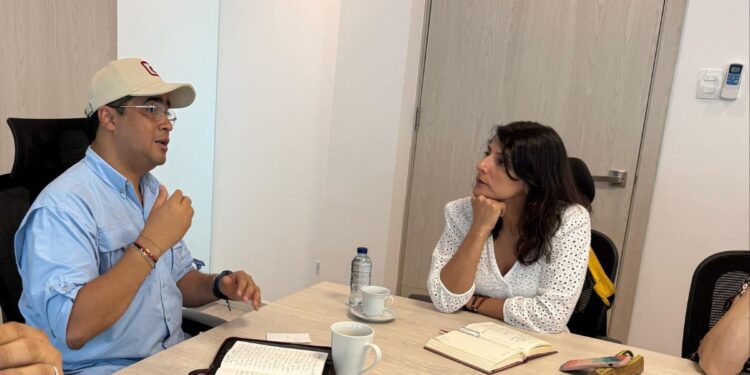 Jairo Aguilar Deluque y la directora de la ANLA, revisan aspectos técnicos de la construcción de la Marina de Riohacha