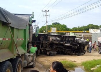 Accidente de tránsito en la salida de Riohacha a Cuestecitas deja solo daños materiales