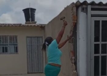 La construcción de una pared es el motivo de discordia entre vecinas del barrio Villa One de Albania