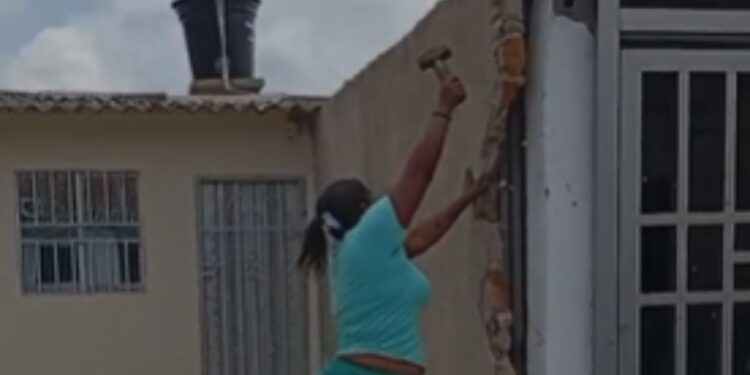 La construcción de una pared es el motivo de discordia entre vecinas del barrio Villa One de Albania