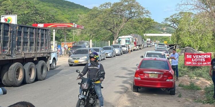 Levantan bloqueo en Cuestecitas tras acuerdos con funcionarios de la alcaldía de Albania