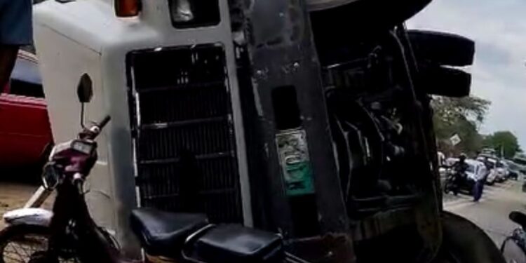 Vehículo de carga deja solo daños materiales al volcarse en la vía entre Fonseca y Barrancas